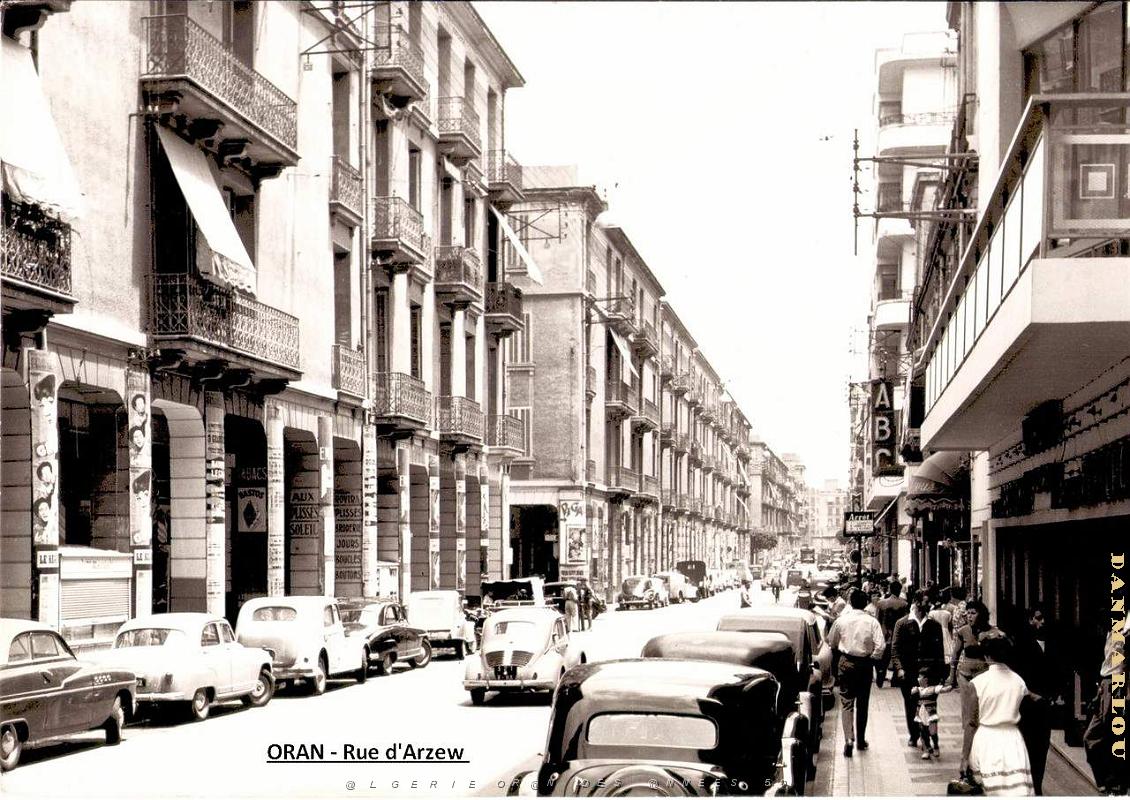 Oran - Rue d' Arzew - Cinema Regent a droite.jpg